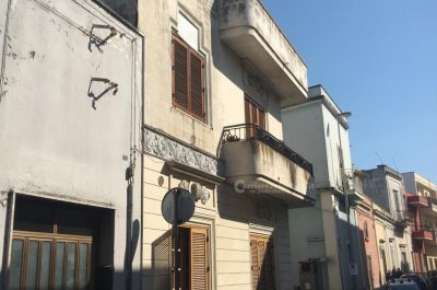 Tragico "volo" dall'impalcatura a causa del vento, muore un operaio: dramma nel centro di Monteroni - Corriere Salentino