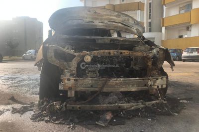 Notte "rovente" tra Lecce e Nardò, due auto avvolte dalle fiamme: si indaga sulle cause - Corriere Salentino