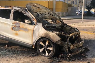 Notte "rovente" tra Lecce e Nardò, due auto avvolte dalle fiamme: si indaga sulle cause - Corriere Salentino