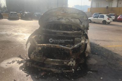 Notte "rovente" tra Lecce e Nardò, due auto avvolte dalle fiamme: si indaga sulle cause - Corriere Salentino