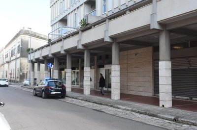 Armati e travisati rapinano Banca Popolare di Bari: in due fuggono su scooter con 15mila euro - Corriere Salentino