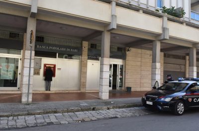 Armati e travisati rapinano Banca Popolare di Bari: in due fuggono su scooter con 15mila euro - Corriere Salentino