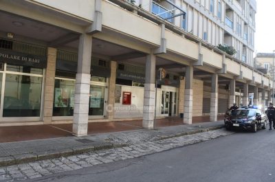 Armati e travisati rapinano Banca Popolare di Bari: in due fuggono su scooter con 15mila euro - Corriere Salentino