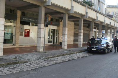 Armati e travisati rapinano Banca Popolare di Bari: in due fuggono su scooter con 15mila euro - Corriere Salentino