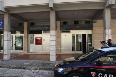 Armati e travisati rapinano Banca Popolare di Bari: in due fuggono su scooter con 15mila euro - Corriere Salentino