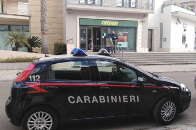 Spintona la cassiera e porta via i soldi, rapina alla Credem di Acquarica del Capo - Corriere Salentino