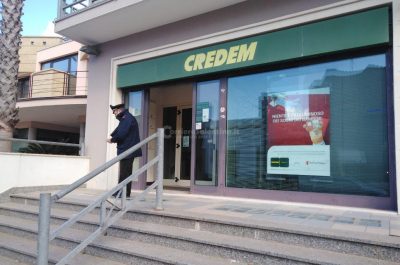 Spintona la cassiera e porta via i soldi, rapina alla Credem di Acquarica del Capo - Corriere Salentino