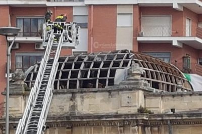 Violente raffiche di vento abbattono la cupola della casa del mutilato: cadono alcuni alberi - Corriere Salentino