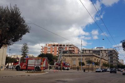 Violente raffiche di vento abbattono la cupola della casa del mutilato: cadono alcuni alberi - Corriere Salentino