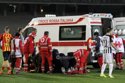 Scavone perde i sensi, partita sospesa. Il calciatore giallorosso è fuori pericolo - Corriere Salentino