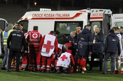 Scavone perde i sensi, partita sospesa. Il calciatore giallorosso è fuori pericolo - Corriere Salentino
