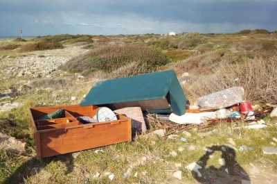 Abbandoni dei rifiuti a Porto Cesareo, incivili pizzicati dalle telecamere - Corriere Salentino