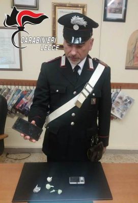In casa un cellulare rubato e diciotto grammi di eroina, 36enne nei guai - Corriere Salentino