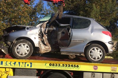 Si schianta contro un muretto e poi contro un pino: in Rianimazione una barista 28enne - Corriere Salentino