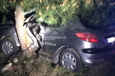 Si schianta contro un muretto e poi contro un pino: in Rianimazione una barista 28enne - Corriere Salentino