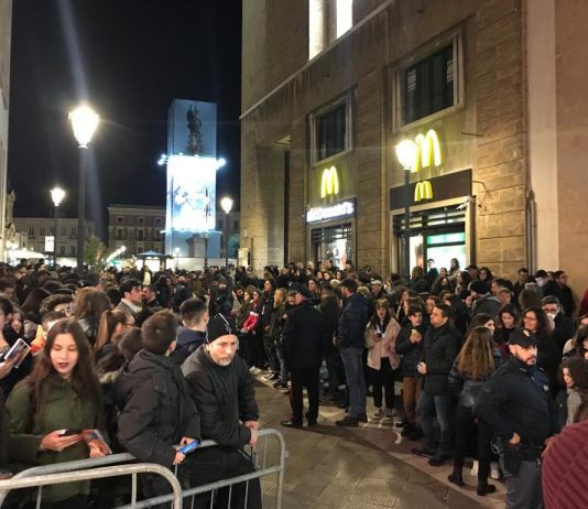 A Lecce fan in visibilio per Mahmood, il vincitore di Sanremo