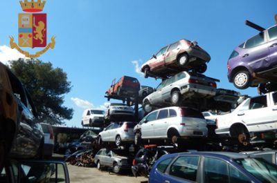 Pneumatici ammassati all'aperto e carcasse di veicoli non smaltite: denunciato il titolare di una depositeria - Corriere Salentino