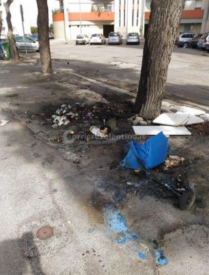 Cassonetti bruciati ripetutamente, Giordano Anguilla: “Condomini costretti a pagare vandalismo e inerzia del Comune” - Corriere Salentino