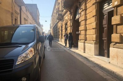 Scorribanda notturna nella sede del Comune di Trepuzzi, ladri in fuga con 7 computer - Corriere Salentino