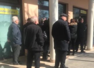 Anziani rassegnati in fila al freddo per ritirare la pensione: proteste a Copertino
