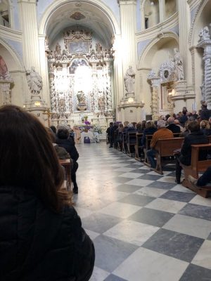 L’ultimo saluto a Giuliano, amici da tutto il mondo a San Matteo: le ceneri nel cimitero di Copertino - Corriere Salentino