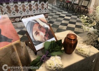 L’ultimo saluto a Giuliano, amici da tutto il mondo a San Matteo: le ceneri nel cimitero di Copertino