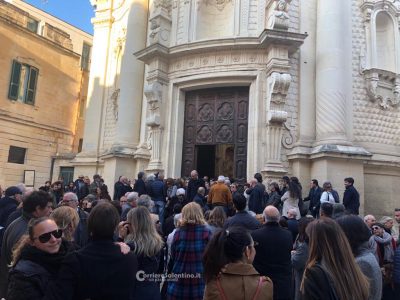 L’ultimo saluto a Giuliano, amici da tutto il mondo a San Matteo: le ceneri nel cimitero di Copertino - Corriere Salentino