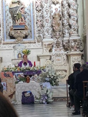 L’ultimo saluto a Giuliano, amici da tutto il mondo a San Matteo: le ceneri nel cimitero di Copertino - Corriere Salentino