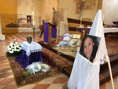 Giuliano e Ilaria cremati insieme, tanti amici a Brindisi: “Continueranno a danzare uniti” - Corriere Salentino