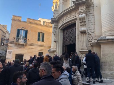 L’ultimo saluto a Giuliano, amici da tutto il mondo a San Matteo: le ceneri nel cimitero di Copertino - Corriere Salentino