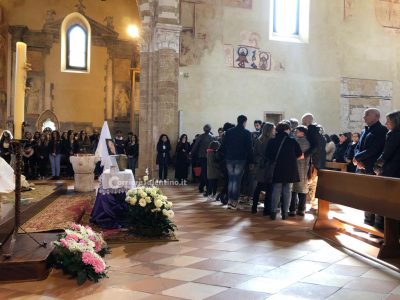 Giuliano e Ilaria cremati insieme, tanti amici a Brindisi: “Continueranno a danzare uniti” - Corriere Salentino