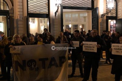 Grillo al Politeama, gli ex attivisti lo contestano: “Chi di vaffa colpisce di vaffa perisce” - Corriere Salentino