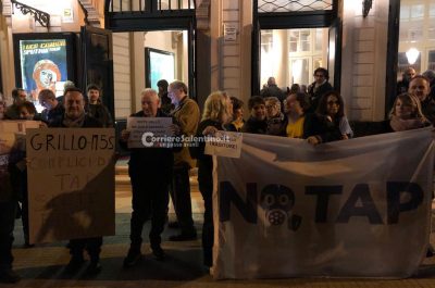 Grillo al Politeama, gli ex attivisti lo contestano: “Chi di vaffa colpisce di vaffa perisce” - Corriere Salentino