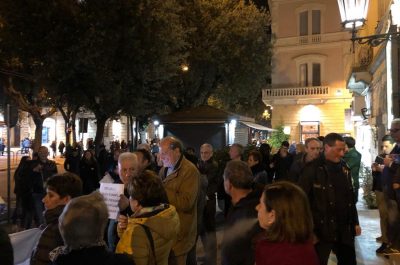 Grillo al Politeama, gli ex attivisti lo contestano: “Chi di vaffa colpisce di vaffa perisce” - Corriere Salentino