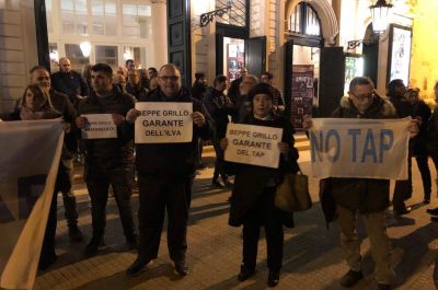 Grillo al Politeama, gli ex attivisti lo contestano: “Chi di vaffa colpisce di vaffa perisce” - Corriere Salentino