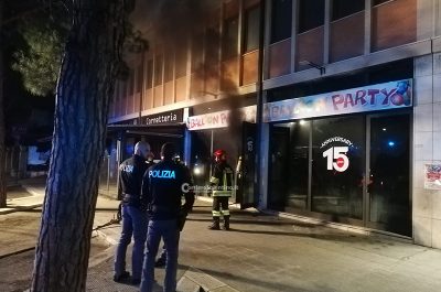 Paura lungo la circonvallazione di Lecce, cortocircuito scatena incendio nel negozio di articoli per feste - Corriere Salentino