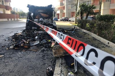 Devastante incendio nella notte alla periferia di Lecce: distrutto un camper - Corriere Salentino