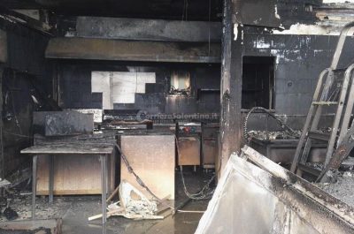 Incendio "divora" lido balneare, distrutto dalle fiamme lo stabilimento "Il Molo" - Corriere Salentino