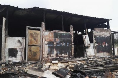 Incendio "divora" lido balneare, distrutto dalle fiamme lo stabilimento "Il Molo" - Corriere Salentino