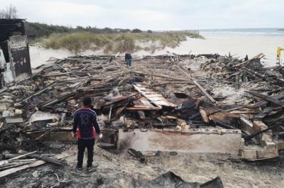 Incendio "divora" lido balneare, distrutto dalle fiamme lo stabilimento "Il Molo" - Corriere Salentino