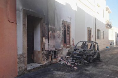 Notte "rovente" nel basso Salento, incendiate due auto nel giro di pochi minuti - Corriere Salentino