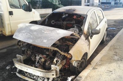 Notte "rovente" nel basso Salento, incendiate due auto nel giro di pochi minuti - Corriere Salentino