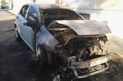 Notte "rovente" nel basso Salento, incendiate due auto nel giro di pochi minuti - Corriere Salentino