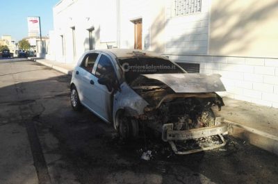 Notte "rovente" nel basso Salento, incendiate due auto nel giro di pochi minuti - Corriere Salentino