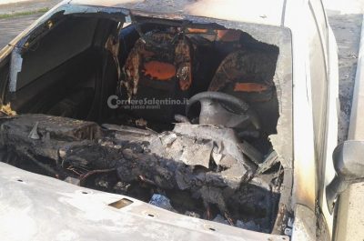 Notte "rovente" nel basso Salento, incendiate due auto nel giro di pochi minuti - Corriere Salentino
