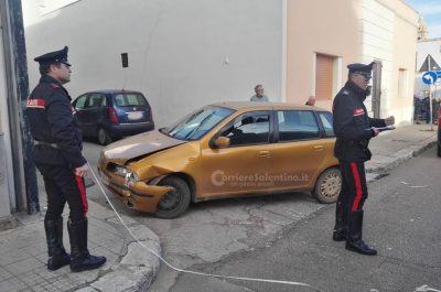 Auto rompe i tubi del gas dopo l'incidente e scatta l'allerta in paese: in due finiscono al pronto soccorso - Corriere Salentino