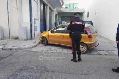 Auto rompe i tubi del gas dopo l'incidente e scatta l'allerta in paese: in due finiscono al pronto soccorso - Corriere Salentino