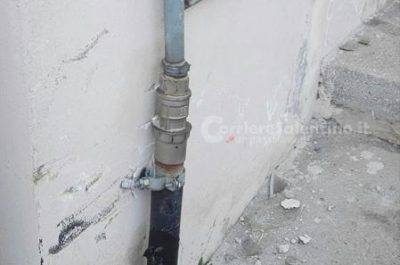 Auto rompe i tubi del gas dopo l'incidente e scatta l'allerta in paese: in due finiscono al pronto soccorso - Corriere Salentino