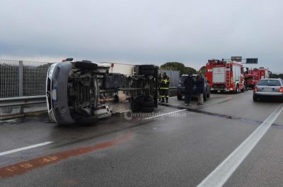 Paura sulla 274, camion si ribalta e sparge carburante sull'asfalto: in due finiscono al pronto soccorso - Corriere Salentino