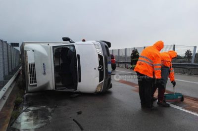 Paura sulla 274, camion si ribalta e sparge carburante sull'asfalto: in due finiscono al pronto soccorso - Corriere Salentino